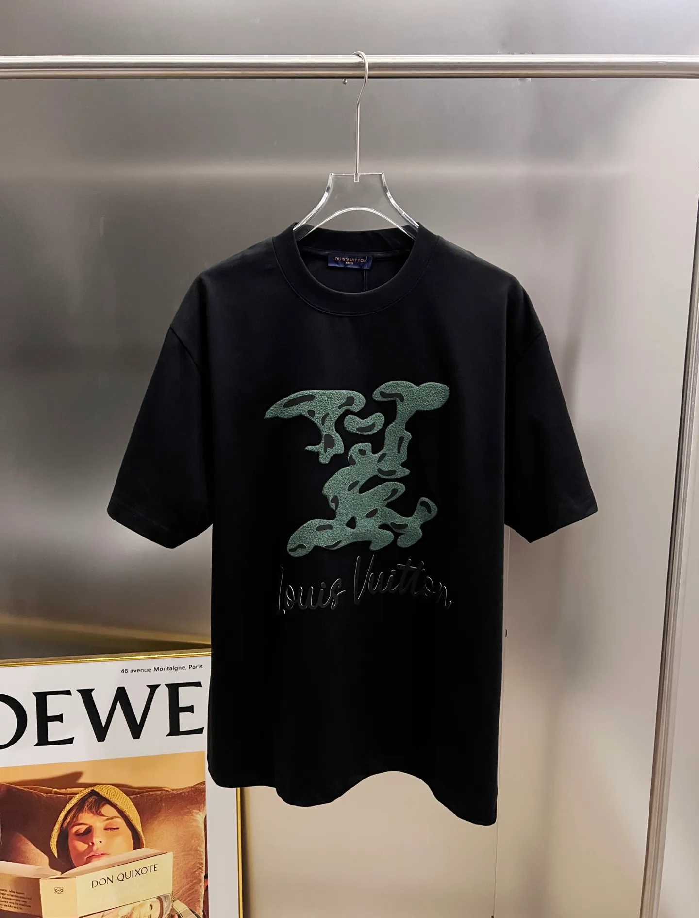 🅿️190 1v Louis* 2025 autumn and winter new style, classic big V letter three-dimensional craft design, high-end version! Highly breathable and comfortable, customized double-yarn plain cotton fabric. Short-sleeved T-shirt. Same style for men and women. Sizes S M L XL XXL Five sizes black white Angora red